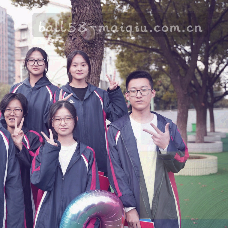 方形拼贴示意：纵横刻度线与青蓝色块分区，表现品类与区域两轴交汇
